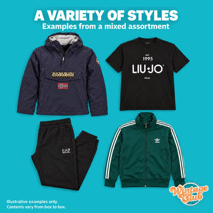 Mix Brand KiloBox – varietà di stili: anorak blu navy, t-shirt nera con grafica, pantaloni jogger e track jacket verde